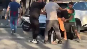 Başakşehir'de sokak ortasında önlüklü kavga: Kurye ve esnafın yumruklu hesaplaşması kamerada