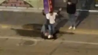 İzmit'in göbeğinde dehşet anları: Yerdeki şahsın yüzüne acımasızca bastı