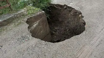 Çanakkale'de doğa öfkesini kustu: Köprü yolu çöktü, tekneler karaya sürüklendi