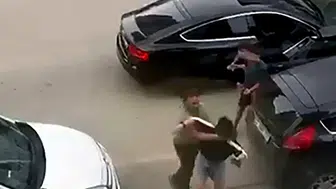 Çocukların gözü önünde dehşet anları: Annesini korumak için babasına meydan okudu