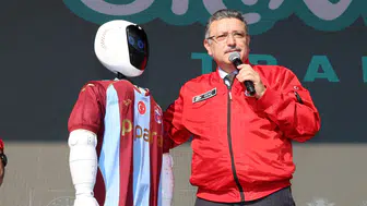 Trabzon'da teknoloji rüzgarı: Açılışı yapay zeka robot yaptı, hedef TEKNOFEST