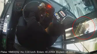 Bursa trafiğinde öfke patlaması: Yaya geçidinde otobüs camını yumrukla tuzla buz etti