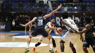 Bandırma'da Basketbol Şöleni: Ev Sahibi Rakibine Geçit Vermedi