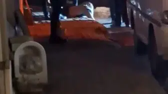 Kağıthane'de dehşet anları: Çıplak halde markete daldı, otomobilin altına saklandı