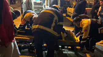 Kahta'da korkutan kaza: Çarpışmanın şiddetiyle dükkanın içine girdiler