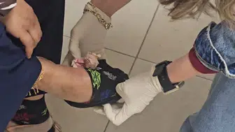 Zabıtanın dikkati kurnaz dilencinin sonu oldu: Çorabından servet çıktı