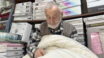 Gözlük bile kullanmıyor: 93 yaşındaki usta 70 yıllık iğne iplik aşkını üç kuşaktır yaşatıyor