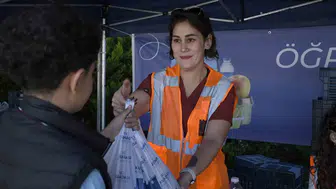Minik öğrencilerin okul çantalarına Kuşadası'ndan sağlıklı dokunuş