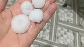 Hatay'da mevsim dışı sürpriz: Stadyum bir anda kış manzarasına döndü