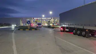 Hamzabeyli'de üç günlük bekleyiş sona erdi: Tırlar Avrupa yoluna koyuldu