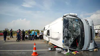 Antalya-Isparta yolunda dehşet anları: Midibüs devrildi, çok sayıda yaralı var