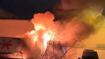 Sanayi sitesinde korkutan gece: Park halindeki tır küle döndü