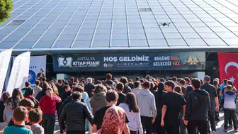 Antalya'da Genç Okurların Kitap Şöleni: Cam Piramit'te Edebiyat Rüzgarı