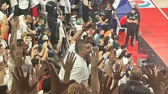 Başkanlık koltuğunu bıraktı, tribündeki eski yerine döndü: Karşıyaka'da şaşırtan görüntü