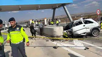 Gişelere giriş yaparken kontrolü kaybetti: Genç sürücü beton bariyerlere çarparak can verdi