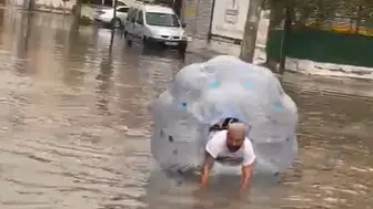 Tarsus'ta sağanak sürprizi: Göle dönen caddede şeffaf balonla yolculuk