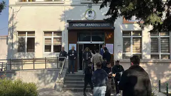 Çorum'da Gelecek Kaygısı ve Sınav Heyecanı Bir Arada: Adaylar Ter Dökerken Aileler Dışarıda Bekliyor