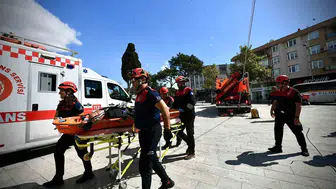 İzmir'de nefes kesen kurtarma operasyonu: Çatıdaki yaralı için havai hat kuruldu