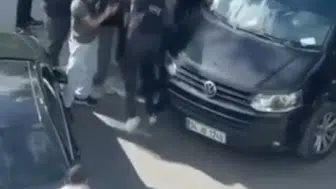 Trafikte dehşet anları: Yol verme kavgası yumruklu arbedeye dönüştü