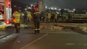 Aliağa yolunda korku dolu anlar: Seyir halindeki tır alevlere teslim oldu