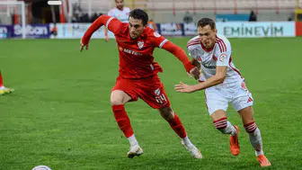 Ümraniye'de sağanak futbolu durdurdu: Hakem kararıyla maç yarıda kaldı
