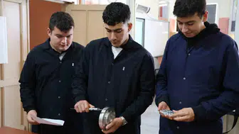 Kırşehirli genç mucitler sanayinin geleceğini sınıfta tasarlıyor: Metalden robot kol dönemi