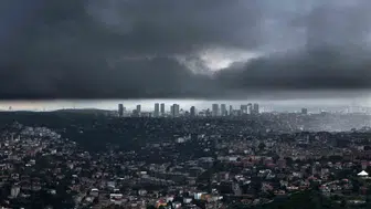 İstanbul'da gündüz vakti geceyi yaşatan o anlar: Şehri teslim alan dev bulutlar