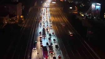 TEM Otoyolu'nda gece yarısı dehşeti: Bariyerlere saplanan araçtan acı haber geldi