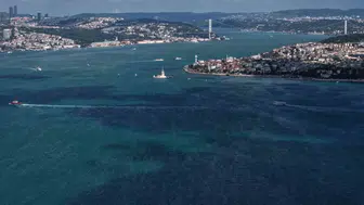 İstanbul Boğazı'nda şaşırtan değişim: Sular turkuaza boyandı