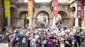 Tarihi labirentte pusulalı macera: 800 kişi Kaleiçi'nin gizemli sokaklarına daldı