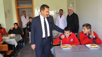 Bolvadin'de eğitimde fırsat eşitliği için sıra dışı buluşma: Müdür Keleş öğrencilerle aynı sofrada