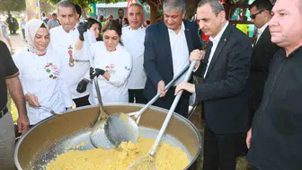 Adana'nın gastronomi şöleninde Yüreğir rüzgarı: Helva kazanı başında sürpriz ziyaret