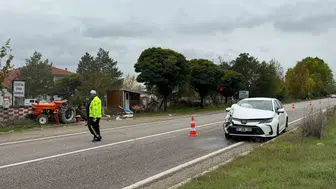 Taşköprü yolunda korkutan kaza: Otomobil traktöre arkadan çarptı
