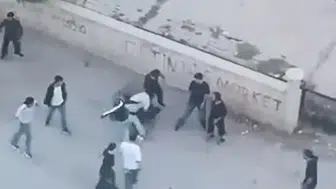 Elazığ sokaklarında dehşet anları: Bir kişiyi aralarına alıp acımasızca dövdüler