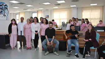 Kemoterapi ünitesinde beklenmedik coşku: Hastalar acıyı müzikle unuttu