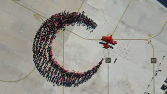 Gökyüzünde Cumhuriyet imzası: Yüzlerce kişi birleşti, akrobasi uçağı yıldızı tamamladı