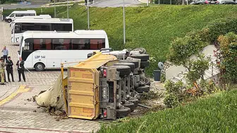 İstanbul trafiğinde dehşet anları: Kontrolden çıkan hafriyat kamyonu İSKİ bahçesine uçtu