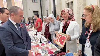 Tarsus'ta iğne oyaları Cumhuriyet aşkıyla ilmek ilmek işlendi