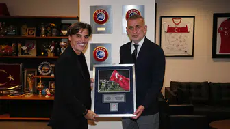 Ayrılık sonrası Riva'da duygusal veda: Montella'ya özel plaketli uğurlama