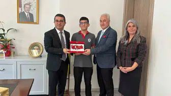 Kemalpaşa'da bir gencin bayrak hassasiyeti kaymakamlık makamına taşındı