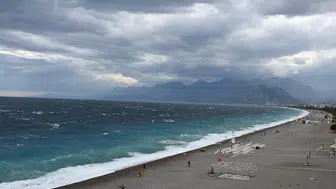 Antalya'da fırtına alarmı: Dev dalgalar kıyıları dövdü, hayatı olumsuz etkiledi