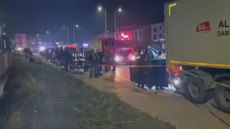 Bandırma'da geceyi karartan kaza: Emniyet şeridindeki TIR'a çarpan motosikletli hayatını kaybetti