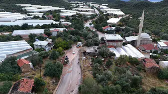 Demre'de yüzyılın felaketi: Sokaklar nehre döndü, araçlar sular altında kaldı