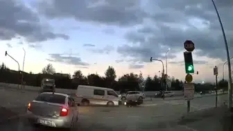 Hastane çıkışında dehşet anları: Kırmızı ışık ihlali motosikletliyi canından ediyordu