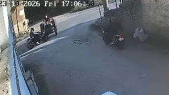 Ödemiş'te dehşet anları: Traktöre çarpıp durağa savruldu