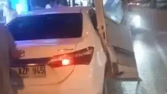 Mersin'deki kazada şaşkına çeviren görüntü: Minibüsün kapısı otomobile saplandı
