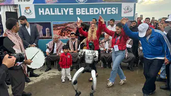 Şanlıurfa'da teknoloji ve gelenek buluştu: Robot davul zurna eşliğinde göbek attı