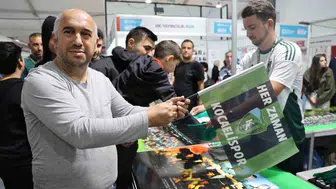 Kitap Fuarı'nın Yeşil-Siyahlı Durağı: Taraftarlar ve Çocuklar Stantta Buluştu