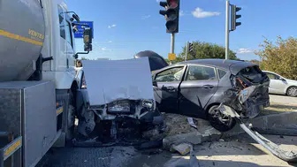 Lapseki kavşağında dehşet anları: Tanker duramadı, araçları birbirine kattı