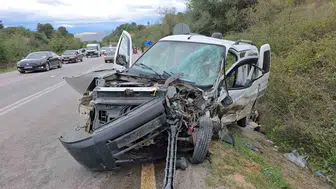 Vezirköprü yolunda şiddetli çarpışma: İki sürücü hastanelik oldu